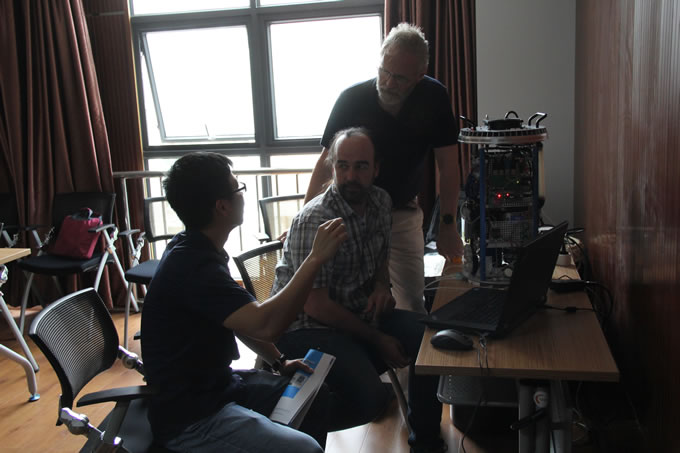 外方專家與參會嘉賓交流2.jpg 外方專家與參會嘉賓交流2.jpg