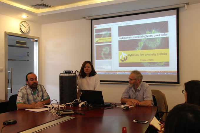 澤泉科技工程師操作演示1.jpg 澤泉科技工程師操作演示1.jpg