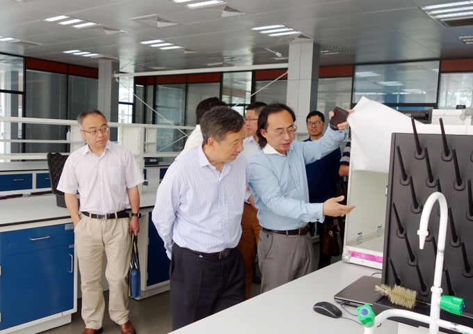 農(nóng)業(yè)部種子管理局局長(zhǎng)張延秋考察AgriPhenoTM平臺(tái)2.jpg 農(nóng)業(yè)部種子管理局局長(zhǎng)張延秋考察AgriPhenoTM平臺(tái)2.jpg