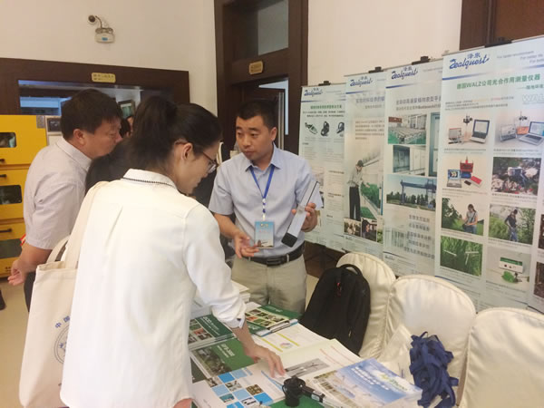 展臺交流2.jpg 展臺交流2.jpg