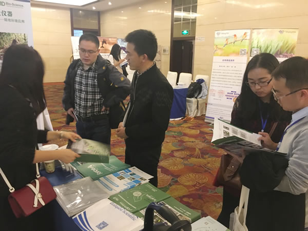 展臺(tái)交流-2.JPG
