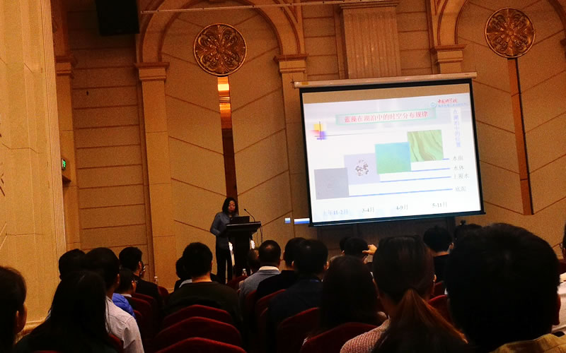 史小麗研究員做報(bào)告.jpg 史小麗研究員做報(bào)告.jpg