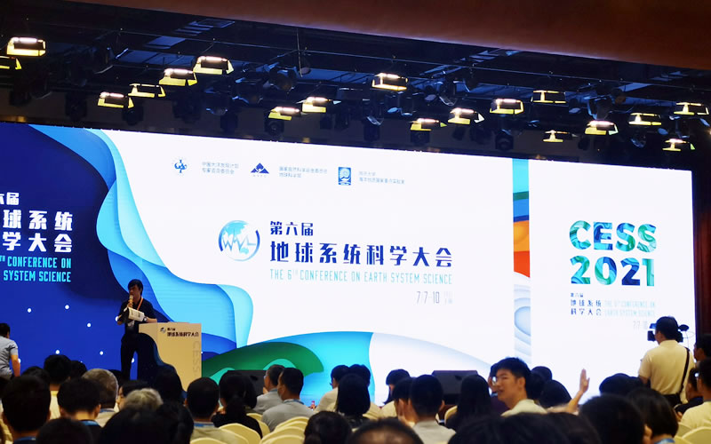 戴民漢院士主持青年學(xué)者論壇.jpg 戴民漢院士主持青年學(xué)者論壇.jpg